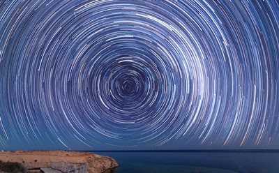 夜间水体上方恒星的延时摄影